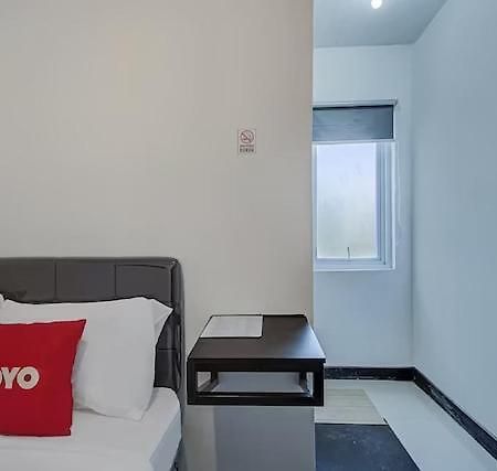 Super Oyo Capital O 3198 Sukomanunggal Inn Surabaya Esterno foto