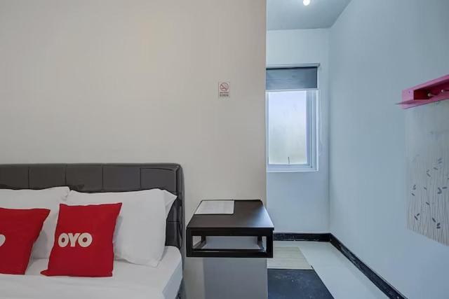 Super Oyo Capital O 3198 Sukomanunggal Inn Surabaya Esterno foto