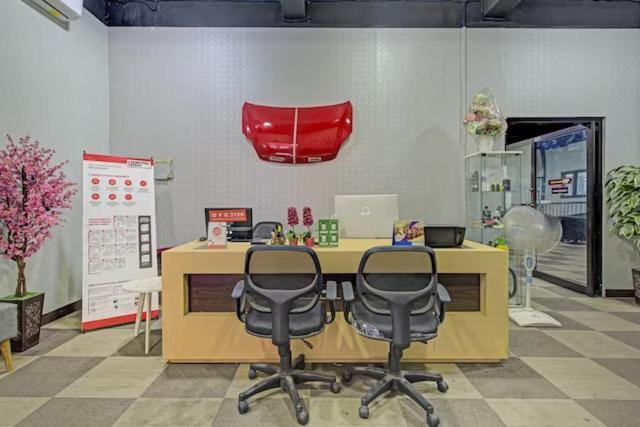 Super Oyo Capital O 3198 Sukomanunggal Inn Surabaya Esterno foto