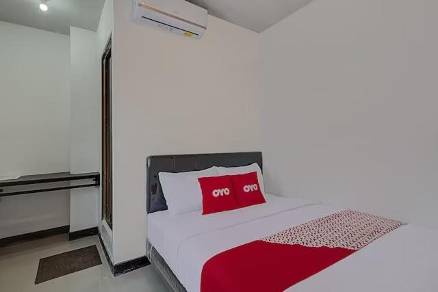 Super Oyo Capital O 3198 Sukomanunggal Inn Surabaya Esterno foto