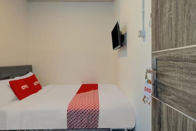 Super Oyo Capital O 3198 Sukomanunggal Inn Surabaya Esterno foto