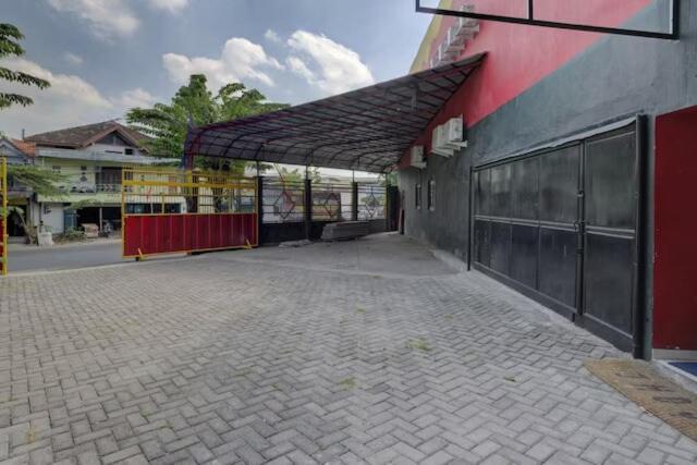 Super Oyo Capital O 3198 Sukomanunggal Inn Surabaya Esterno foto