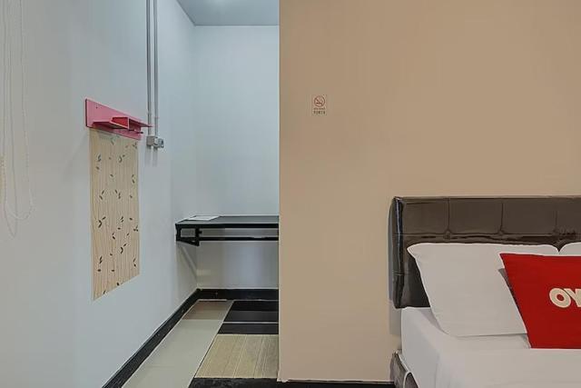 Super Oyo Capital O 3198 Sukomanunggal Inn Surabaya Esterno foto